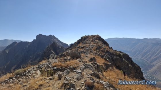 موقعیت بقایای قلعه. قله شاهدژ غربی 2900 متر به فاصله حدود 100 متر و در ادامه خط الراس منتهی به قله اصلی در تصویر دیده می شود