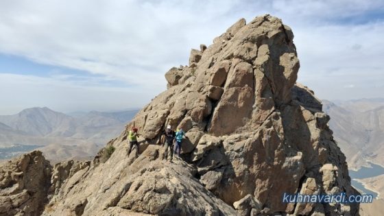 این بلندی رو ما از سمت راستش عبور کردیم اما برخی از نوک قله عبور می کنند که لزومی ندارد.