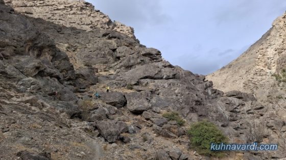 ادامه مسیر فرود پس از افزایش ارتفاع روی سنگ ها و سپس کاهش ارتفاع