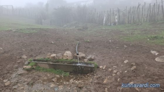 چشمه جنب کلبه ها، زیر قله