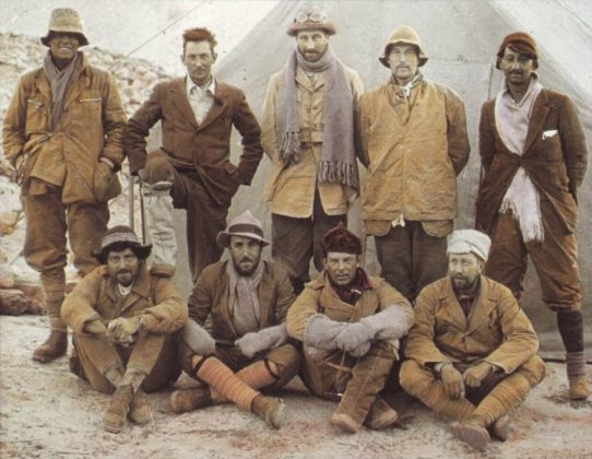 تیم 1924 بریتانیا برای صعود قله اورست. ایروین نفر اول و مالوری نفر دوم ایستاده از چپ.