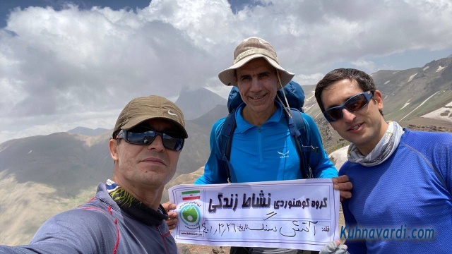 قله آتش سنگ از روستای دونا - از راست: هادی بشری، رضا حبیبی، نیما اسماعیلی