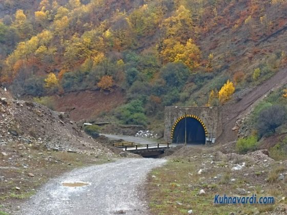 جاده خاکی ورودی چپ دره کنار جاده فیروزکوه و در حدفاصل دو تونل قرار دارد.