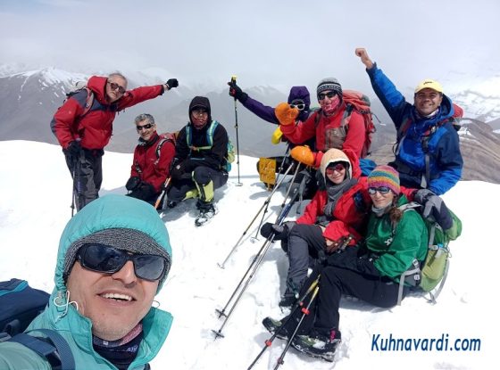 قله گلرد. گروه نشاط زندگی (نیما، مسعود و مجتبی) + دوستان عزیزمان در گروه آقای مسعود کریمخانی که روی قله به هم رسیدیم.