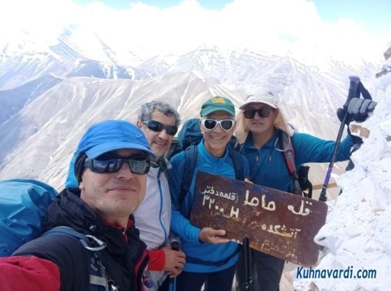 قله قلعه دختر - گروه نشاط زندگی. از راست: مسعود زمانپور، رضا حبیبی، حمید محسنی و نیما اسماعیلی