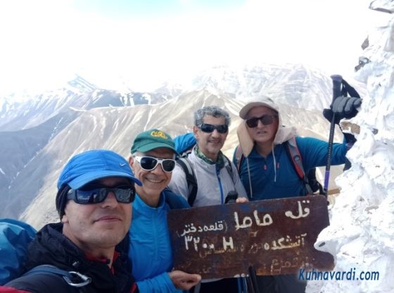 قله قلعه دختر - گروه نشاط زندگی. از راست: مسعود زمانپور، حمید محسنی، رضا حبیبی و نیما اسماعیلی
