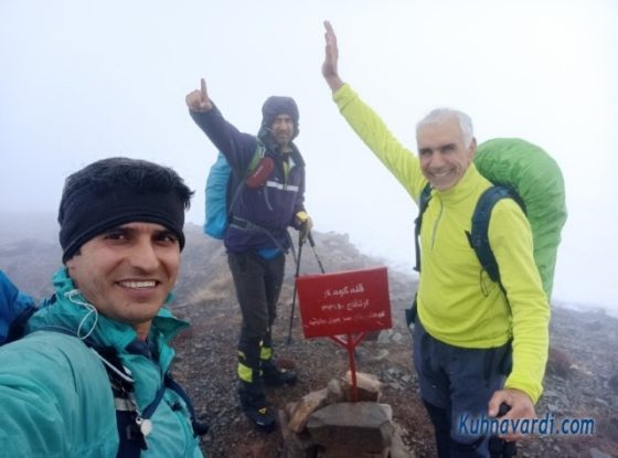 قله کومنار (منارک) از سیجان. گروه نشاط زندگی. از راست: رضا حبیبی، مجتبی مرادی و نیما اسماعیلی