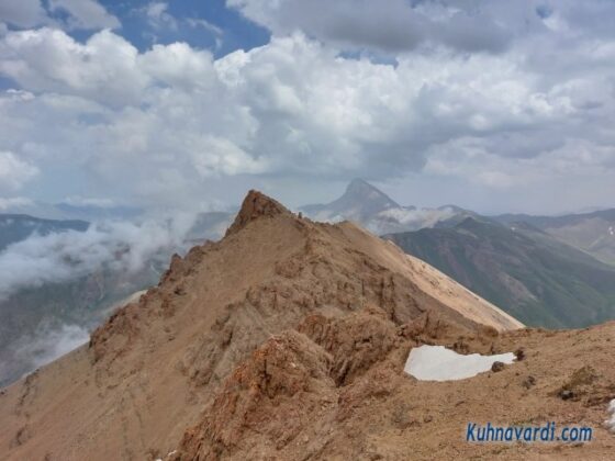 نمای قله سرخاب شرقی و آزادکوه از روی سرخاب غربی