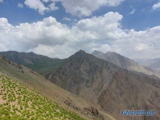 به ترتیب قله های خرسلک، سوتک بزرگ و کمان کوه در مسیر فرود سمت چپمان دیده می شوند