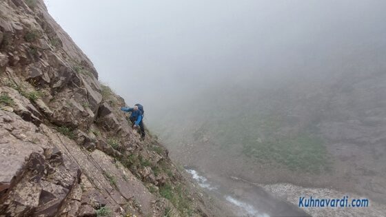 دست به سنگ ناجور! دره و برفچال در پایین دیده می شود.