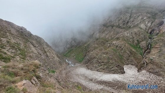 برفچالی که پشت سر گذداشتیم در انتهای مسیر دست به سنگ