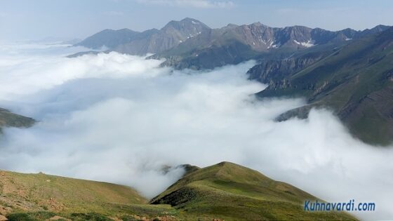 روستای دلیر و منطقه لیلاپل در زیر مه و ابر قرار دارد