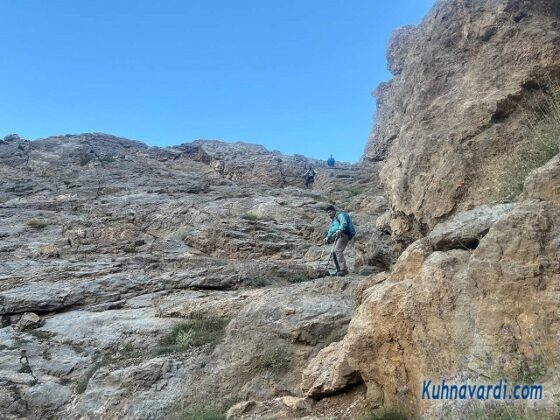 فرود از قله، قسمت سنگی زیر سنگ شصت خدا به سمت یخچال