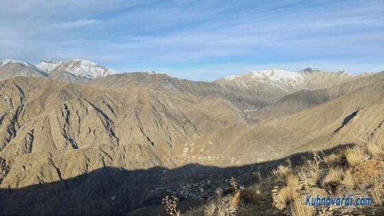 روی یال اصلی. ویوی روستای رندان در جهت غرب