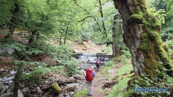 کمی بعد از سه راهی 1230 متر،گذر از رودخانه، پشت آبگیر برای عبور مناسب تر است