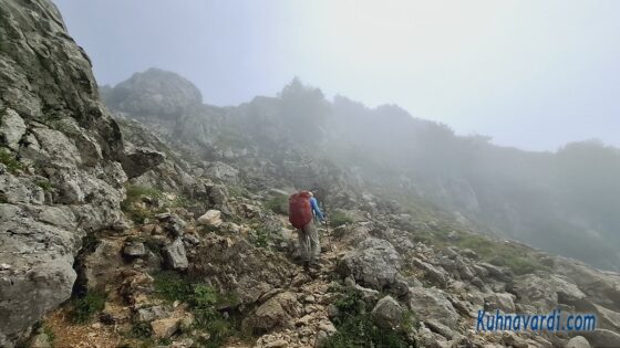 عبور از شیب تند سنگی انتهایی تا قله (حدود نیم ساعت با پای ما)