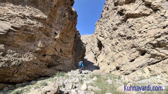 عبور از تنگه (بستر رودخانه) در مسیر قله سیاه کلاسر