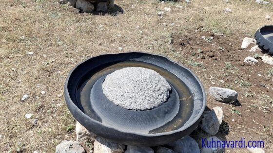 آبگیرهای جالب با تایر خودرو برای جمع آوری آب باران در نزدیکی گوسفند سرا