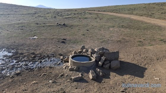 چشمه واقع در گردنه جاده خاکی روستاهای الیت و ناتر