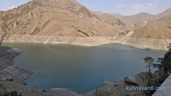 اینم سطح آب پشت سد کرج که در مسیر برگشت انداختم (با ماشین)