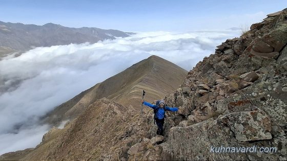 عبور از اولین صخره ها در مسیر قله سه کنج