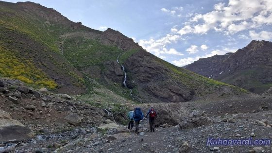 در مسیر قله به سمت ابتدای یال صعود