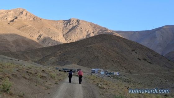 گوسفندسرا. در مسیر جاده خاکی. چند دقیقه بعد از سمت راست وارد مسیر دره می شویم. ویوی قله اشندر 3320 در سمت چپ تصویر مشخص است.