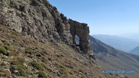 نمای دروازه روی صخره ها. در مسیر قله سیاه بند