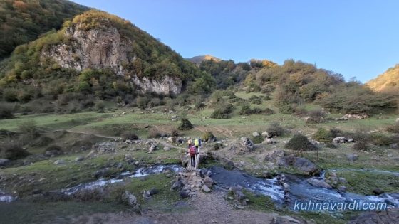 کف دره و رودخانه. عبور از روی پل (سمت چپ مسیر صعود - سمت راست مسیر فرود)