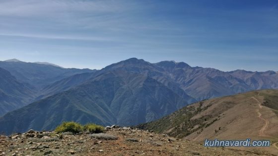 ویوی قله های اسپرز و آبند (مشرف به روستای انگوران) و دورتر قله زرین کوه
